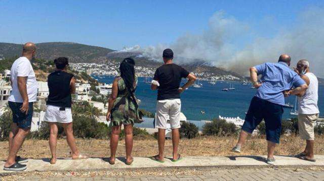 Bodrum'daki yangına müdahale sürüyor! Kova kova su taşıdılar