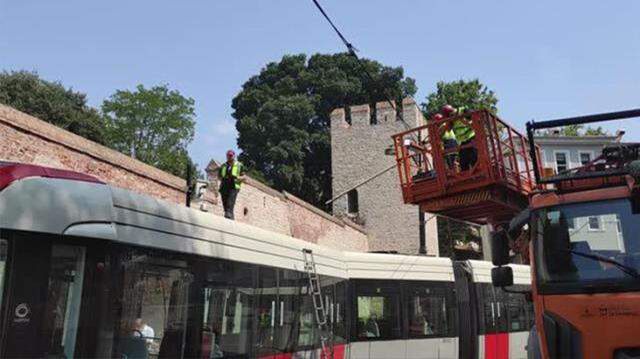 Fatih'te korku dolu dakikalar! İçinde yolcu olan Bağcılar-Kabataş tramvayı raydan çıktı