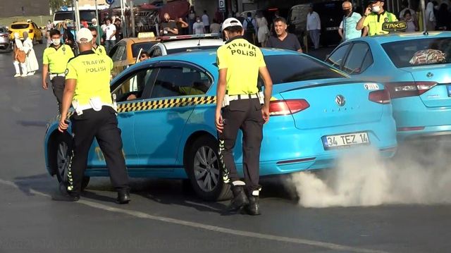 Arıza yapan ticari taksi Taksim Meydanı'nı dumana boğdu