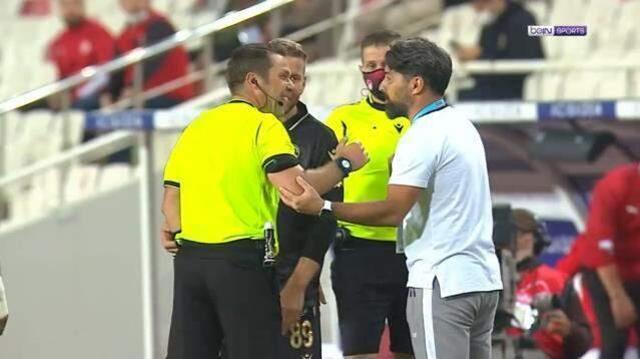 Sivaslı Felix, rakibin hocası İlhan Palut'a pas atınca hakem Fırat Aydınus kahkahaya boğuldu