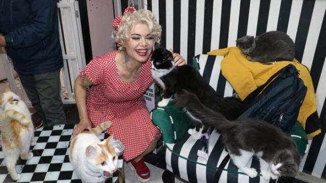 Yerli 'Marilyn Monroe' dilenci kızı kaldırıp yere atarak darbetti