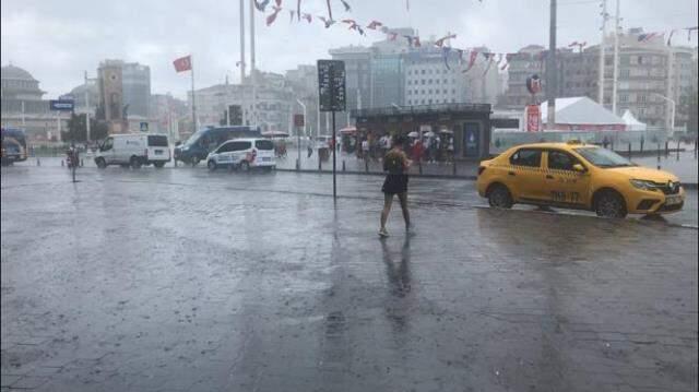 Taksim'de aniden bastıran sağanak yağış vatandaşlara zor anlar yaşattı