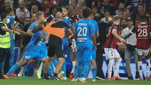 Fransa'da ortalık savaş alanına döndü! Nice taraftarı, Marsilyalı futbolculara tekme tokat saldırdı