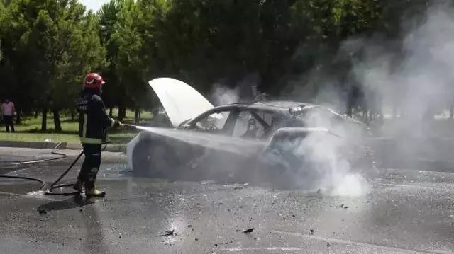 1,5 milyonluk lüks otomobil yarım saatte cayır cayır yandı