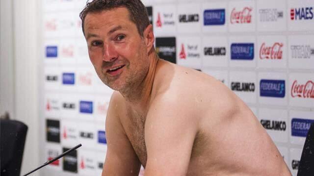 'Avrupa Ligi'nde tur atlarsak çıplak dolaşacağım' dedi, sözünü tuttu! İşte Anwerp'in çılgın hocası