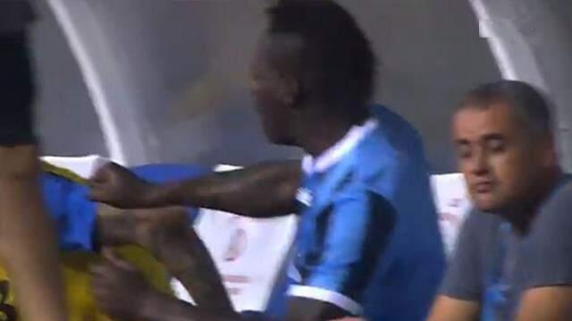 Mario Balotelli oyundan çıktıktan sonra yedek kulübesini birbirine kattı! Sinirden takım arkadaşını yumrukladı