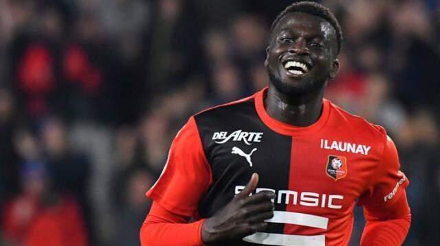Fenerbahçe, Senegalli futbolcu M'Baye Niang'a imza attırıyor