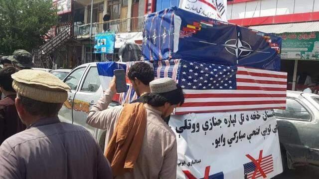 Taliban, 20 yıllık savaşın bitmesini ABD, Fransa ve İngiltere bayraklı cenaze töreniyle kutladı