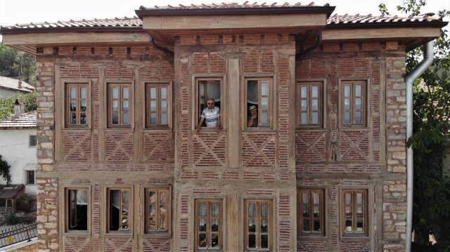 Bu köye gelen misafirler milyonluk konakta ücretsiz ağırlanıyor