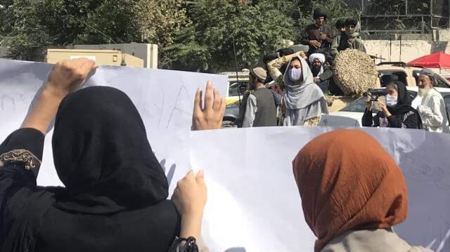 Kabil'de kadınlar sokaklara çıktı! Taliban'dan daha fazla hak talep ettiler