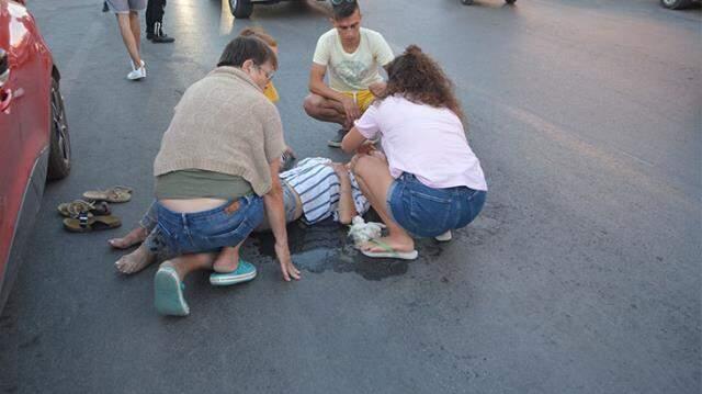 Caddede yaşanan kaza için ambulans çağırdı, olay yerine gidince yaralanın kendi karısı olduğunu gördü