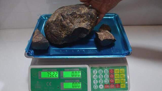 Gezmeye çıkan iki gencin ayağına demir meteroidi takıldı! İncelemeden çıkan sonuçla havaya uçtular