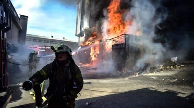 İstanbul'da yanan yatak fabrikası 5 saatlik çalışmanın sonunda söndürüldü