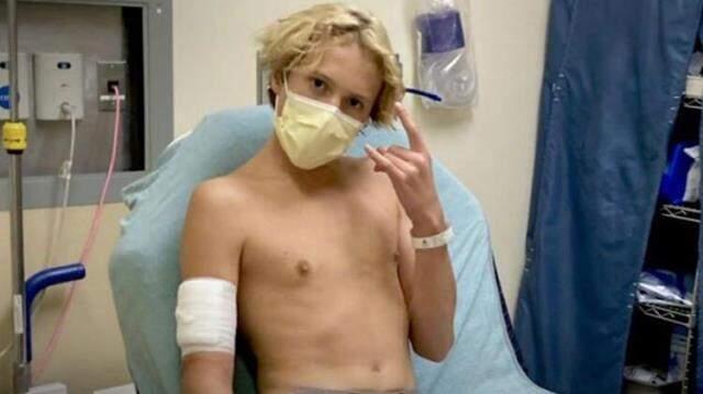 Sinsice yaklaşan köpek balığı, sörf yapan çocuğun kolunu ısırdı