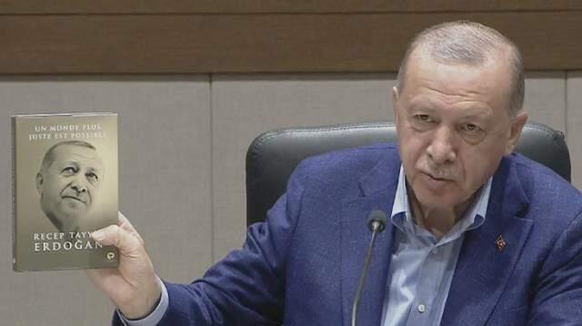 Cumhurbaşkanı Erdoğan, BM Zirvesi'nde dünya liderlerine takdim edeceği hediyeleri gazetecilere gösterdi