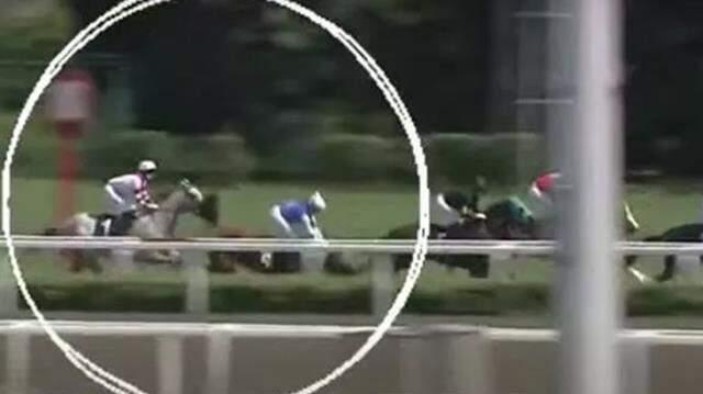 Son yarışı oldu! Veliefendi'de atıyla yere yığılan kadın jokey, hayatını kaybetti