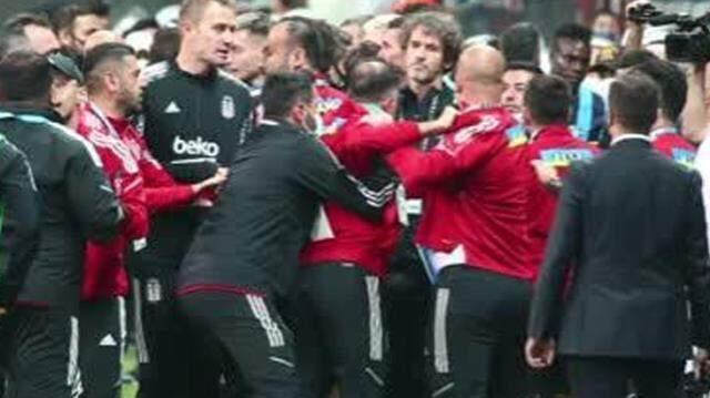 Olayın en net görüntüsü! Balotelli'ye vurmaya çalışan Beşiktaşlı hocayı 4 kişi tutamadı