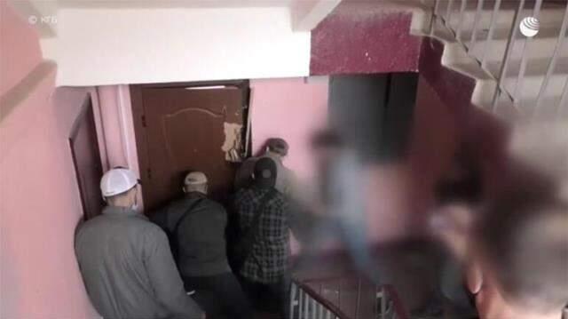 Dünya bu baskını konuşuyor! Gizli servis ajanları kapıyı kırıp eve girdi, silahla bekleyen 'terörist' öldürüldü