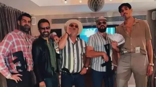 Bir elinde silah, bir elinde dolar! Volkan Demirel, Pablo Escobar'a özendi