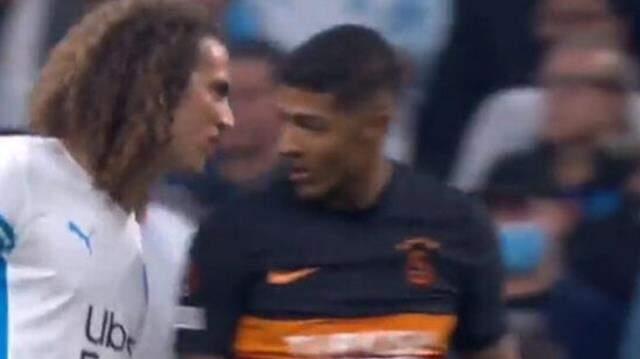 Van Aanholt'tan saha içinde tartıştığı Marsilyalıya olay gönderme: Peruğunu çıkaracağım cüce