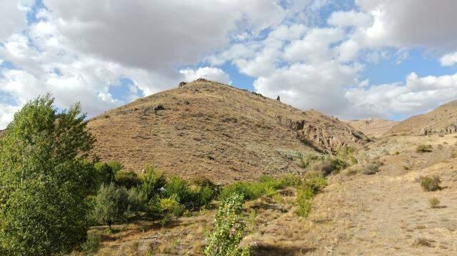 Gören dönüp bir daha bakıyor... Gelin taşının hikayesi de görüntüsü kadar ilginç