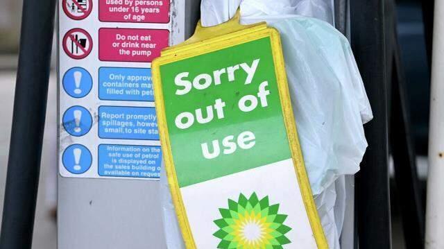 İngiltere'deki petrol krizi sonrası ordu devreye girdi! Askerler istasyonlara yakıt taşıyor