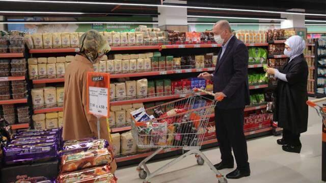 Cumhurbaşkanı Erdoğan, Tarım Kredi Kooperatifi'nde alışveriş arabalarını 1000 TL'ye doldurdu