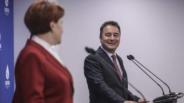 Türkiye'nin son 20 yılını eleştiren Meral Akşener, Ali Babacan'ı fark ederek 'son 10 yıl' diye düzeltti