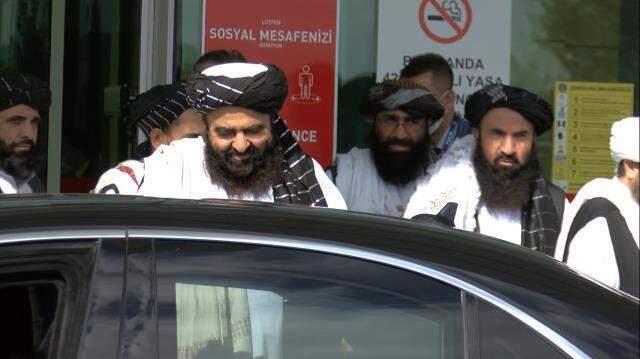 Taliban heyeti, Türkiye ile ilk resmi temas için Ankara'da! Basın mensuplarına el salladılar