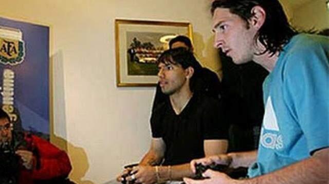 Agüero, Balotelli olma yolunda ilerliyor! Ağlayan Messi'yi bakın nasıl teselli etmeye çalışmış