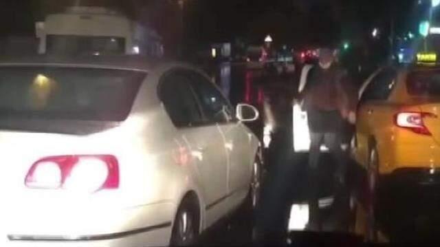 İstanbul'da bir taksici, tartıştığı sürücüye küfürler savurup aracının camını yumrukladı