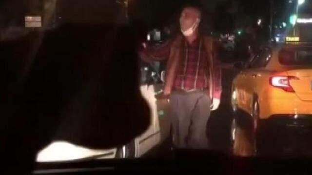 İstanbul'da bir taksici, tartıştığı sürücüye küfürler savurup aracının camını yumrukladı
