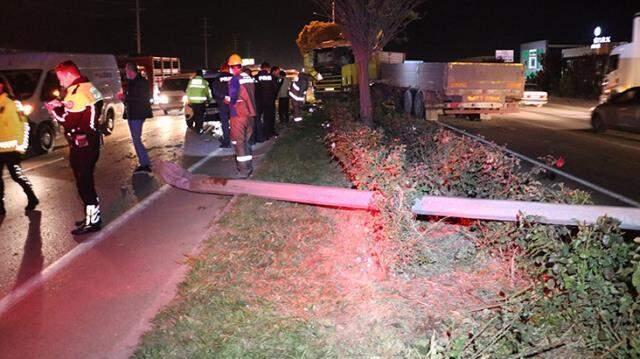 Tırın devirdiği elektrik direği, ardı ardına iki araca çarptıktan sonra minibüsün ön camından girdi