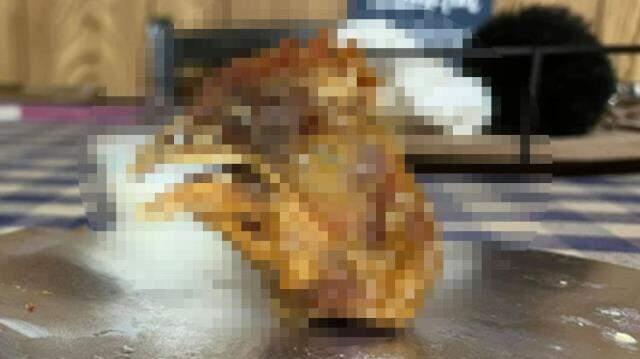 Eve tavuk kanadı siparişi veren kadın, kutunun içine yanlışlıkla konulan kafatasını ısırdı