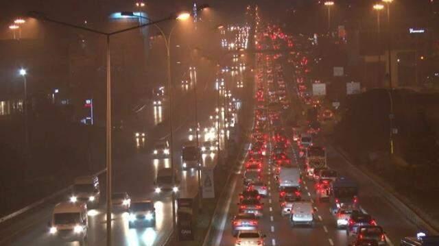 İstanbul trafiğini sis vurdu! İlk iş gününde yoğunluk yüzde 60'ın üzerine çıktı