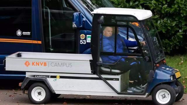 A Milli Takım'ın rakibi Hollanda'nın hocası Van Gaal bisikletten düştü, yürüyemez hale geldi