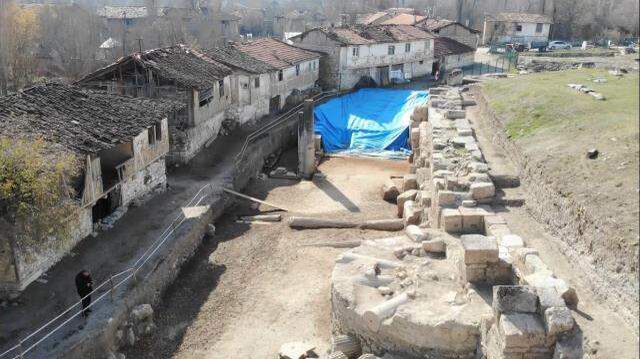 Kütahya'daki tarihi sütunun altında Yaren Dede türbesi olduğu iddiası