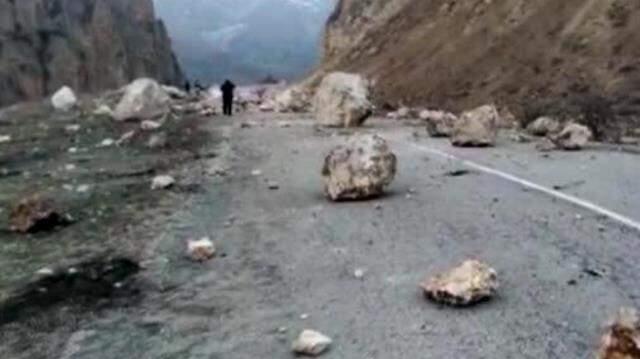 Son Dakika! Erzurum'daki 5.1 büyüklüğündeki depremin ardından karayolunda heyelan meydana geldi