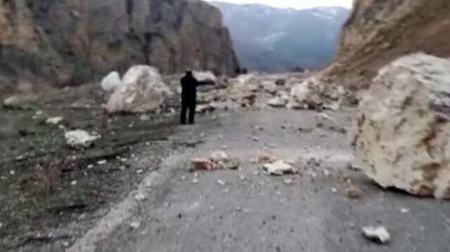 Son Dakika! Erzurum'daki 5.1 büyüklüğündeki depremin ardından karayolunda heyelan meydana geldi