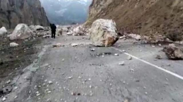 Son Dakika! Erzurum'daki 5.1 büyüklüğündeki depremin ardından karayolunda heyelan meydana geldi