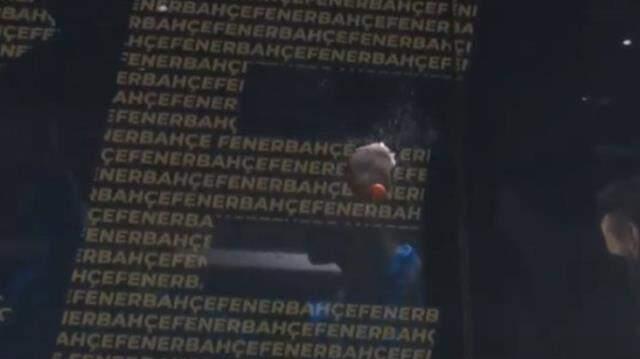 Fenerbahçe, İzmir'de saldırıya uğradı! Takım otobüsünün camlarını indirdiler