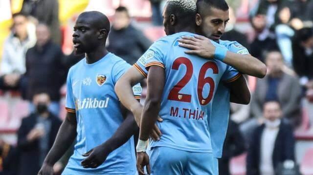 9 kişi kalan Kayserispor'dan tarihi galibiyet! Eski Fenerli Thiam, Antalyaspor'a gol oldu yağdı