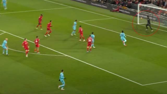 Liverpool maçında ağızlar açık kaldı! Shelvey'nin akılamaz golüne Trent'ten müthiş cevap