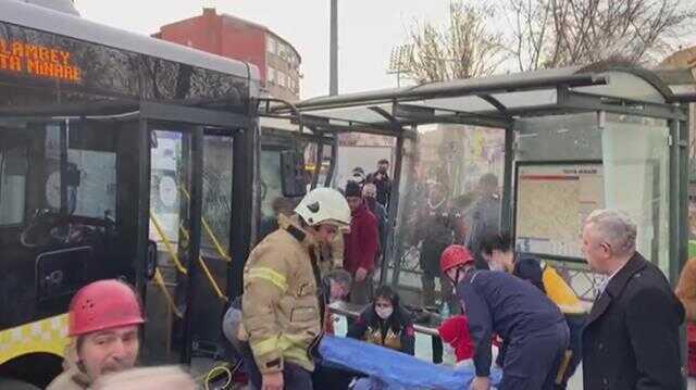 Son Dakika! İstanbul Eyüpsultan'da İETT otobüsü durağa daldı, çok sayıda yaralı var