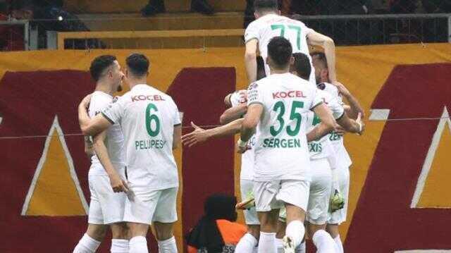 Nef Stadı'nda enteresan şeyler oluyor! Taraftarın tepkisinden sonra Terim'den hayrete düşüren hareket