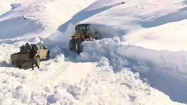 Karın 2 insan boyunu aştığı Muş'tan bir kare! Ekipler milim milim ilerliyor