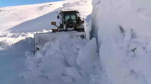Karın 2 insan boyunu aştığı Muş'tan bir kare! Ekipler milim milim ilerliyor