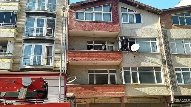 Metrelerce yükseklikte can pazarı! İntiharı engellemek için balkondan balkona atladı