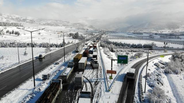 Kar yağışının etkili olduğu Tarsus-Adana-Gaziantep otoyolunda metrelerce tır kuyruğu oluştu