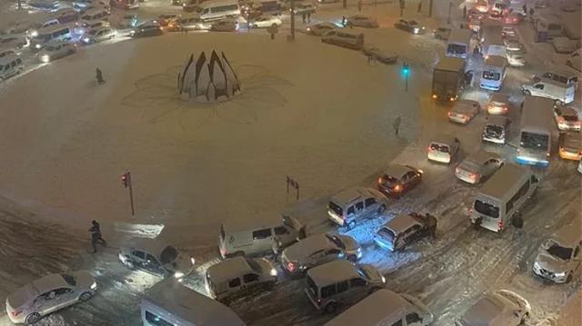 Kar yağışının hayatı felç ettiği Gaziantep'de şehir dışına araç çıkışı durduruldu